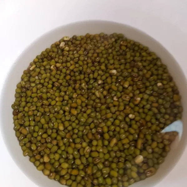 Rendam kacang ijo dalam air selama kurang lebih 3 jam.