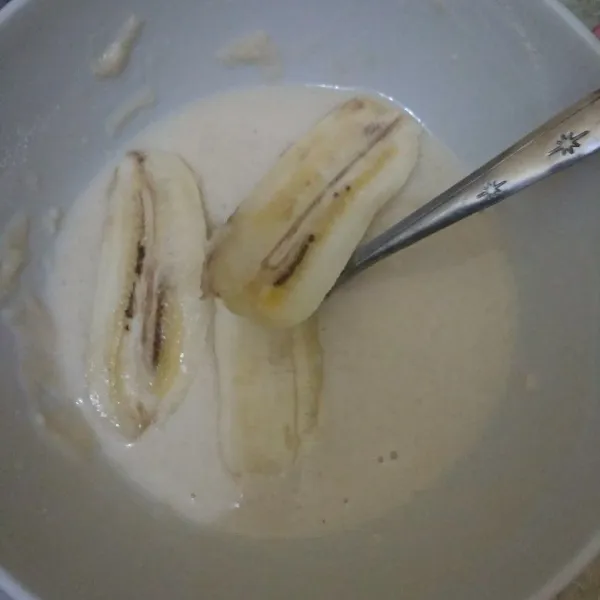 Masukkan pisang dalam adonan tepung.