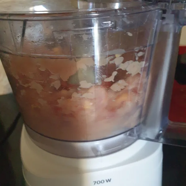 Lalu blender sampai benar-benar halus dan sisihkan.