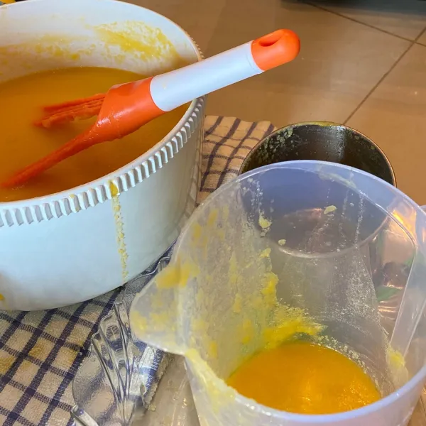 kocok telur, gula, vanile sampai gulanya halus, jangan sampai mengembang