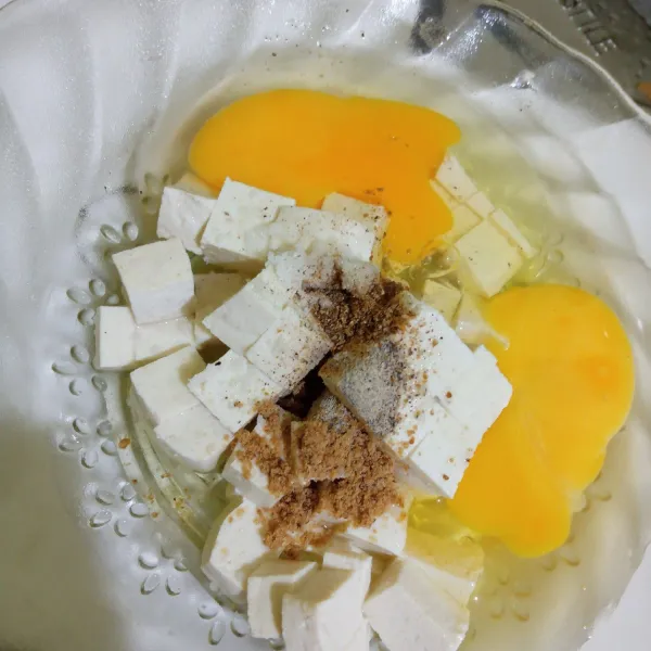 Potong kecil tahu putih, masukkan telur, garam, merica dan kaldu bubuk aduk hingga rata.