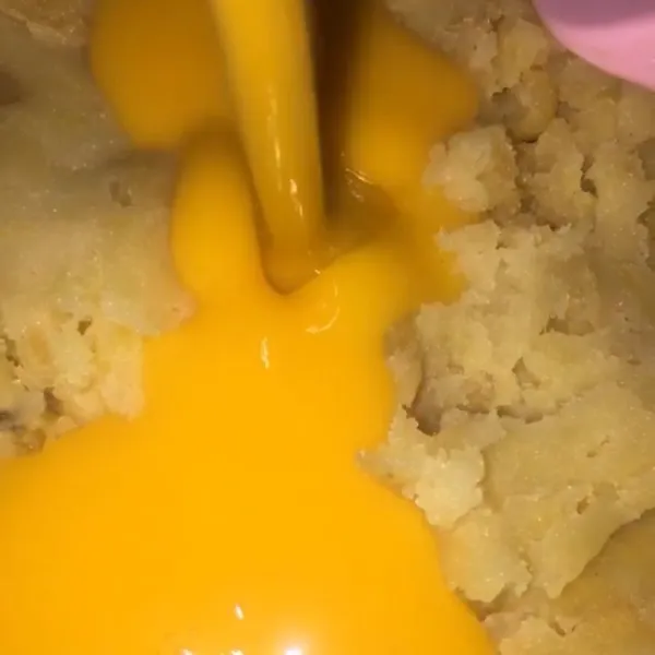 Masukkan kuning telur kedalam wadah yang berisi kentang, aduk hingga tercampur rata