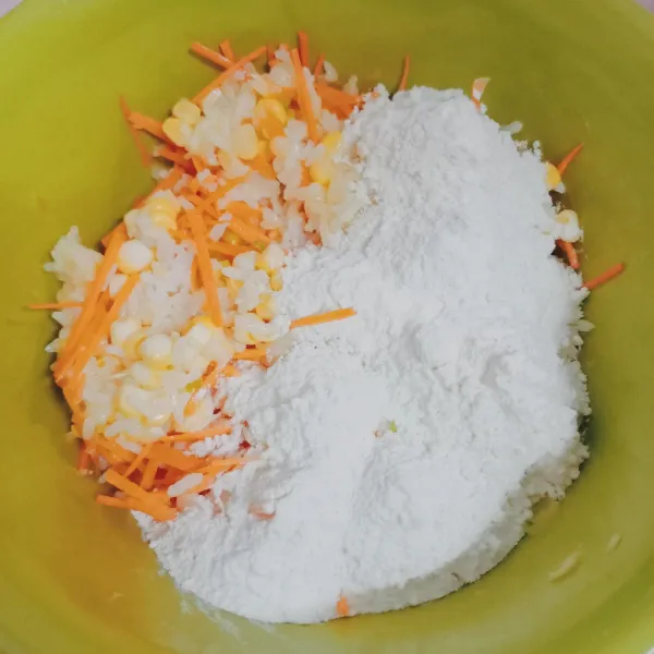 Tambahkan campuran tepung terigu dan tepung serbaguna.
