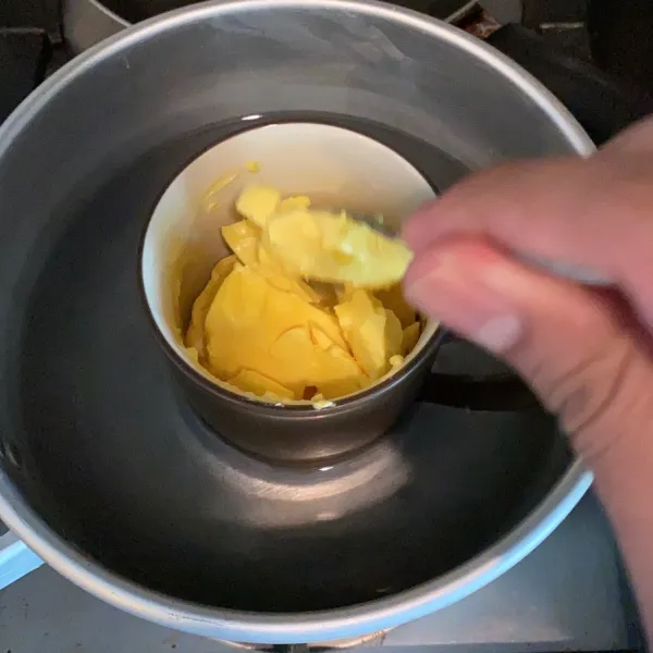 Lelehkan margarin dan butter