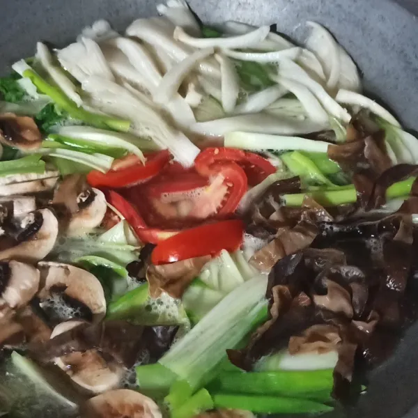 Setelah lobak empuk, masukan sayur mayur, jamur, tomat dan daun bawang. Sup Lobaja siap dinikmati selagi hangat.