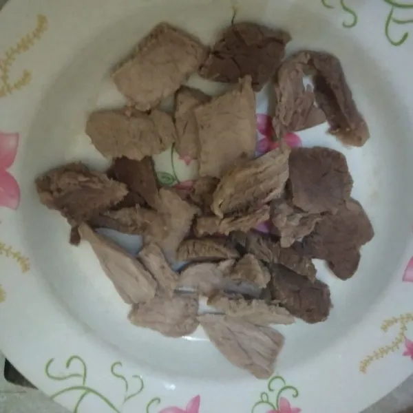 Potong-potong daging dengan ketebalan sesuai selera.