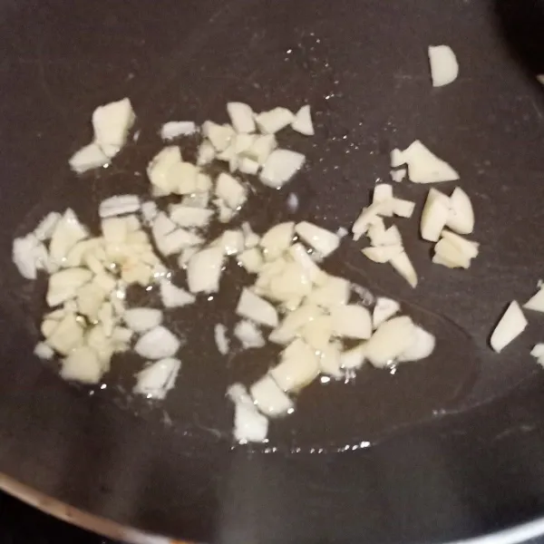 Panaskan margarin di wajan. Masukkan bawang putih, tumis sampai harum.