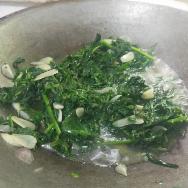 Masak sampai matang dan bumbu meresap.