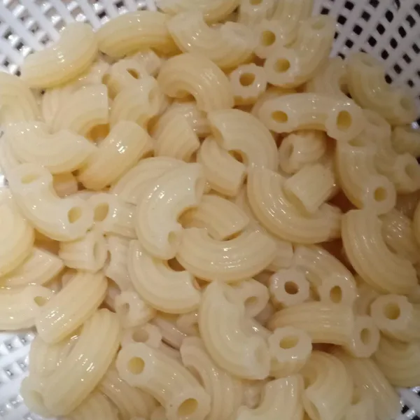 Rebus macaroni sampai matang lalu tiriskan.