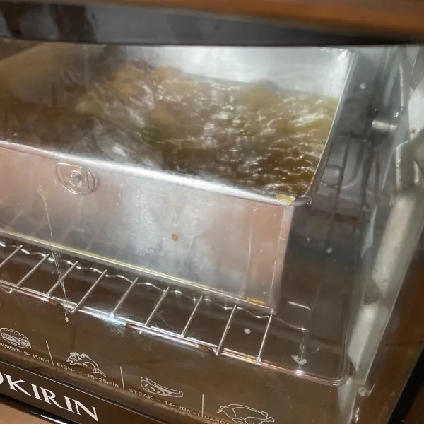 sebelumnya panaskan oven dengan suhu 180’.. untuk lapisan pertama gunakan api atas bawah, dan lapisan selamjutnya pindahkan menjadi api atas