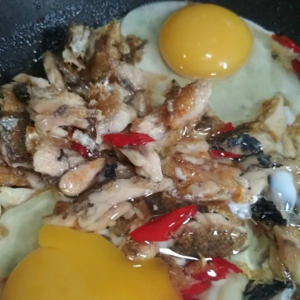 Pecahkan dua butir telur aduk hingga rata, kecilkan api, tambahkan saos tiram, gula, garam dan lada bubuk aduk hingga rata, koreksi rasa.