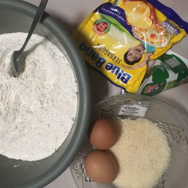 Kocok telur, gula, vanili, dan garam hingga tercampur rata & berbusa.