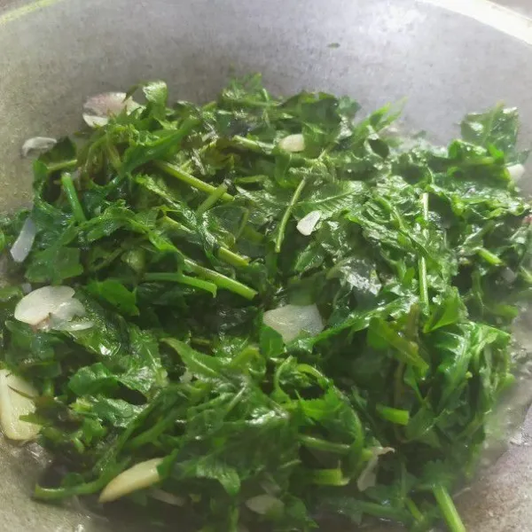 Setelah layu masukkan garam, penyedap rasa, lada bubuk, dan saos tiram, tambahkan sedikit air.