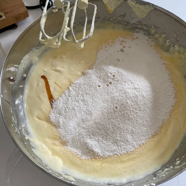 Tambahkan tepung (sift menggunakan saringan), vanilla extract, garam.