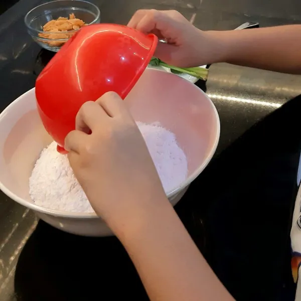 Siapkan wadah masukan tepung terigu, tepung tapioka,garam aduk rata.
