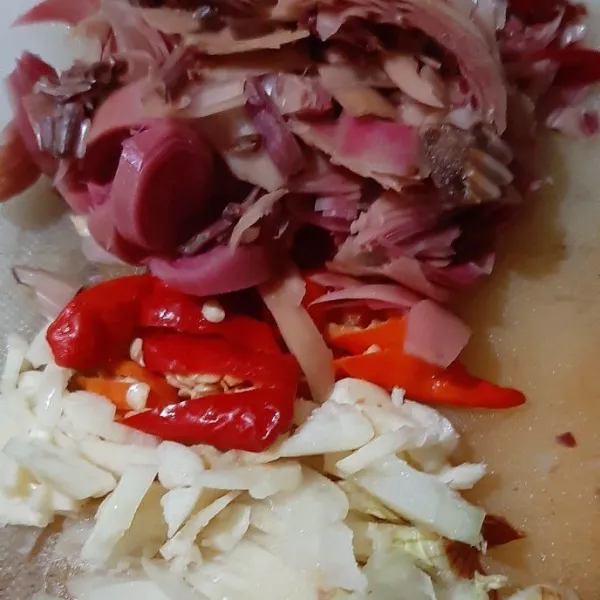 Cuci dan iris bawang merah, bawang putih, cabe dan bunga kecombrang.