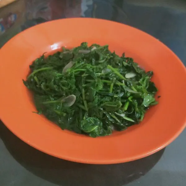 Tumis sayur pakis siap disajikan.