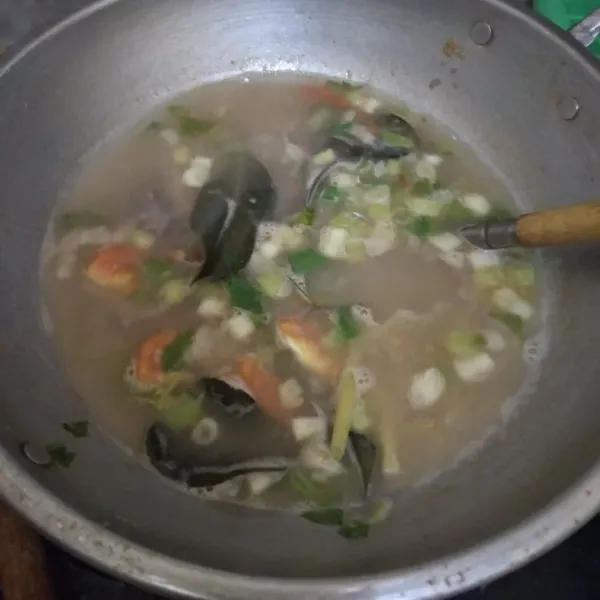 Koreksi rasa. jika sudah pas, matikan api. Sajikan soto daging sapi bersama pelengkapnya.
