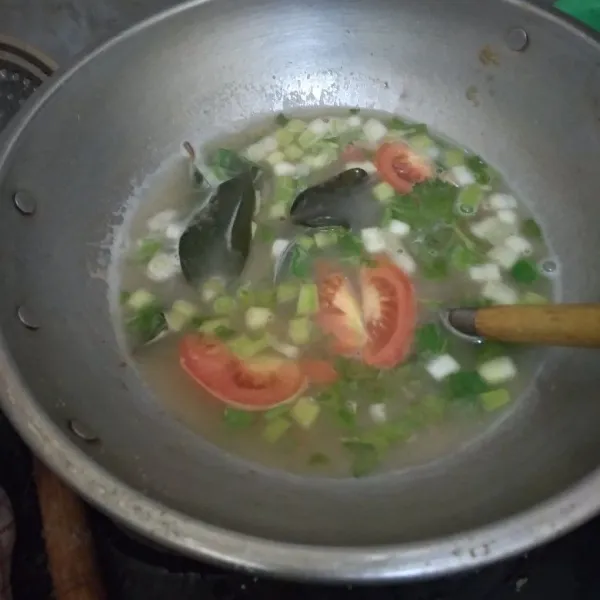 Panaskan kembali kuah soto, masukkan daun bawang, seledri dan tomat lalu duk rata.