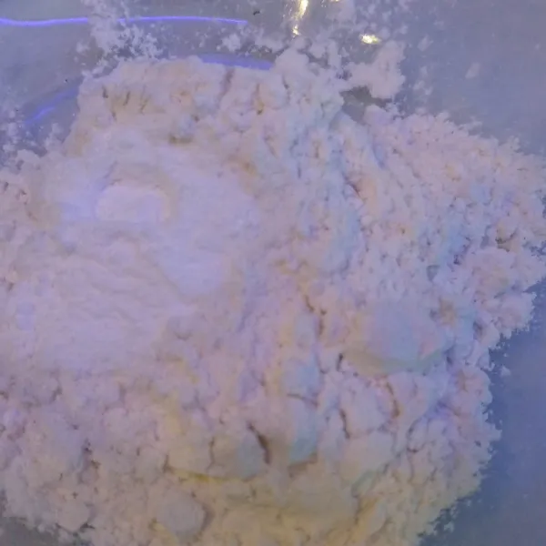Campur tepung terigu protein rendah dan baking powder, sisihkan. Ini adalah adonan kering