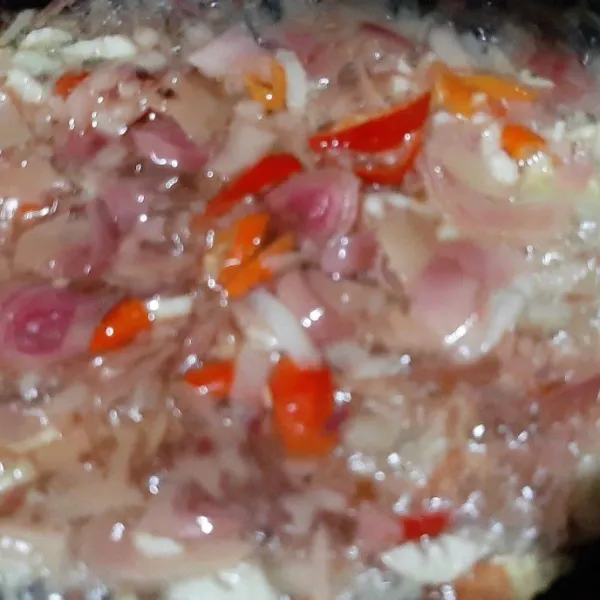 Tumis bumbu yang sudah diiris yaitu bawang dan cabe sampai harum selanjutnya masukkan kecombrang.
