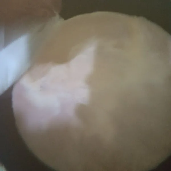 Larutkan tepung maizena dengan air, campurkan ke dalam susu, aduk hingga rata dan mengental