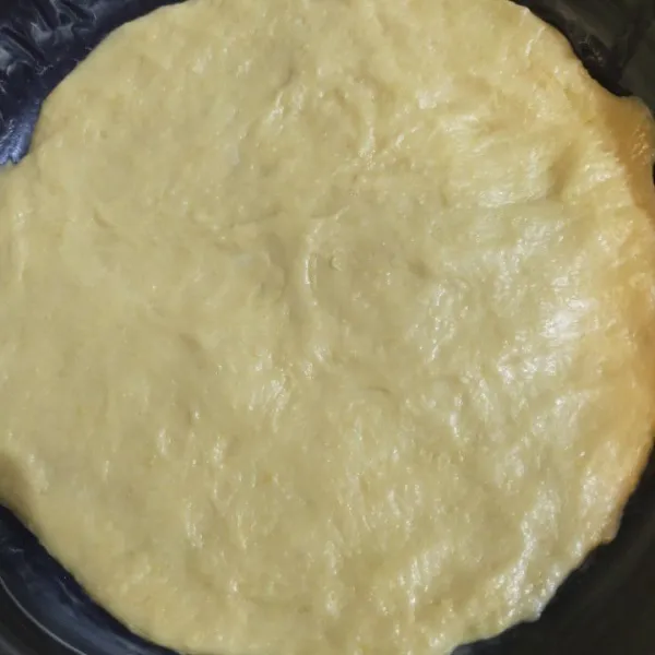 Siapkan teflon, olesi dengan margarin. Letakkan dough diatasnya dan ratakan.