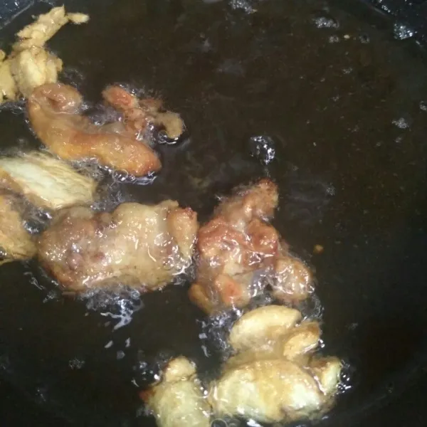 Panaskan minyak goreng lemak ayam dan kulit ayam hingga kering kemudian tambahkan bawang putih geprek masak hingga bawang kecoklatan, matikan api, tunggu dingin. Simpan dibotol kaca.