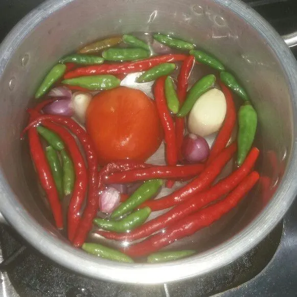 Rebus bawang merah, bawang putih, tomat, cabai merah dan cabai rawit hingga layu, kemudian tiriskan.