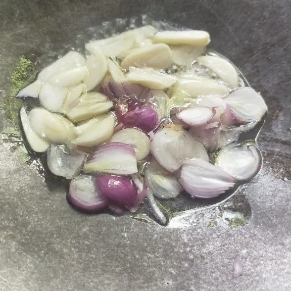 Tumis bawang merah dan bawang putih sampai wangi.