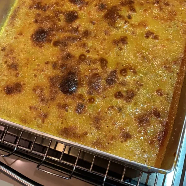 siapkan loyang 23x23cm, oleskan margarin dan lapisi dengan kertas baking agar tidak lengket