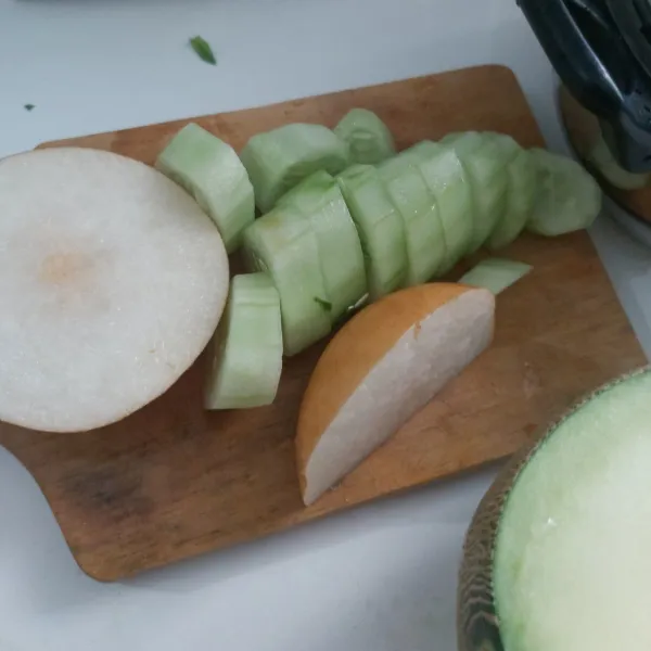 Potong timun, pear dan melon kecil-kecil.