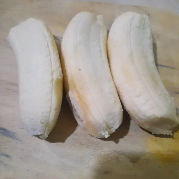 Kupas pisang.