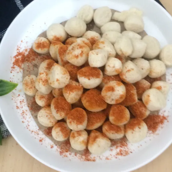 Taburkan penyedap rasa dan bon cabe, lalu siap disantap.