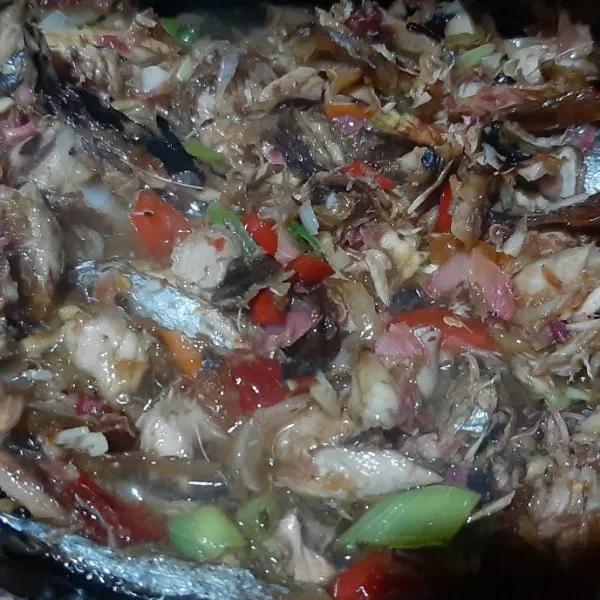 Setelah harum dan sedikit layu, beri sedikit air masukkan garam, gula dan kaldu jamur. Setelah mendidih lalu masukkan suwiran tongkol sampai bumbunya meresap dan matang. Angkat dan sajikan.