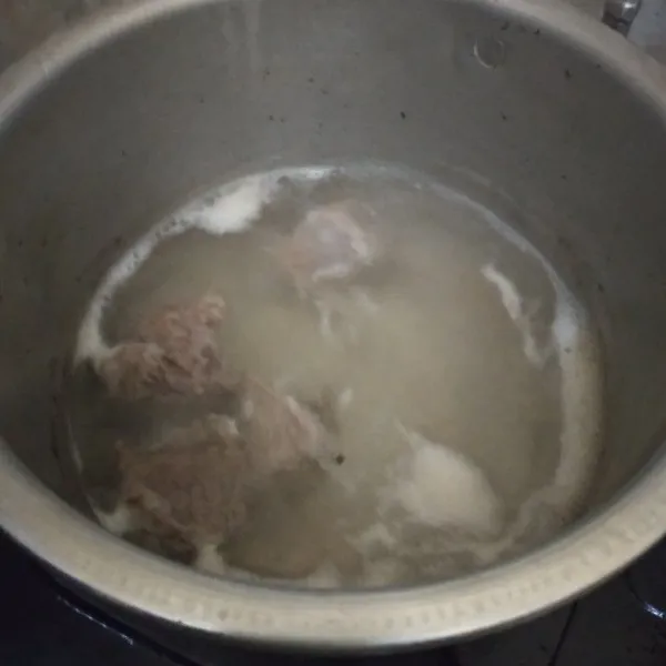 Rebus daging dengan 1800 ml air hingga empuk. jika sudah empuk ambil dagingnya, tiriskan. Sisihkan airnya kurang lebih 1000 ml.