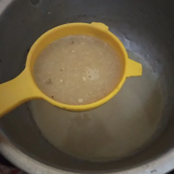 Saring kuah soto agar kuah menjadi bening atau tidak keruh.