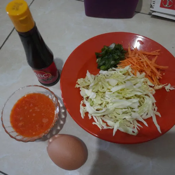 Cabai,bawang merah,bawang putih yang sudah di haluskan dan kol yang sudah diiris dan wortel yg sudah di parut halus.