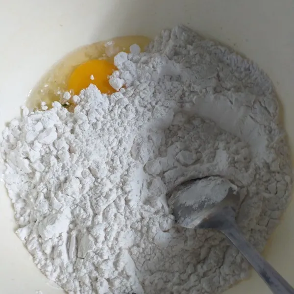 Tambahkan tepung beras, terigu, & telur.
