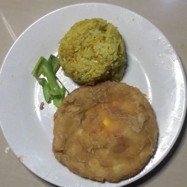 Sajikan selagi hangat, lebih nikmat disajikan dengan nasi kuning dan nasi goreng (saya lebih suka di sajikan dengan nasi kuning).