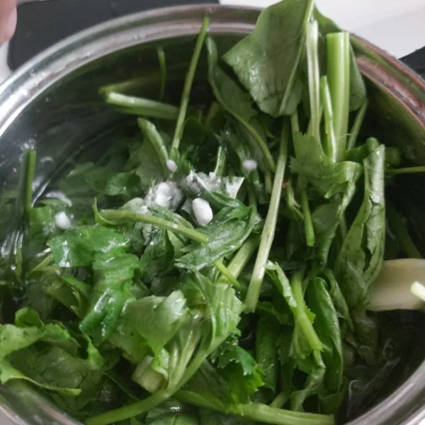 Tambahkan sejumput baking soda/garam untuk membersihkan kutu/kotoran yang menempel pada sayur. Bila sudah, bilas kembali sayur.