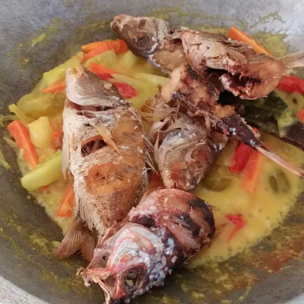 masukkan ikan jangki yang sudah di goreng, aduk rata sampai bumbu meresap, jangan lupa tes rasa.