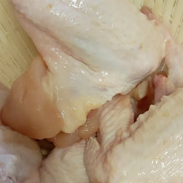 Cuci bersih sayap ayam dan lap kering pakai tissue dapur lalu lumuri sayam ayam dengan bumbu marinate dan diamkan.