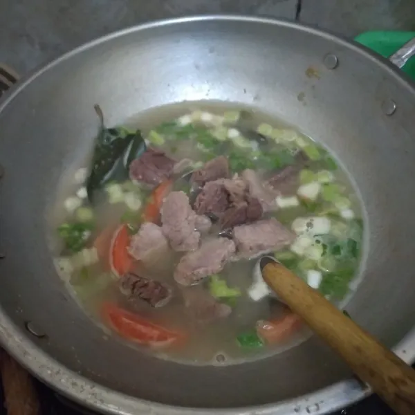 Tambahkan irisan daging sapi rebus, aduk rata. Masak hingga mendidih.