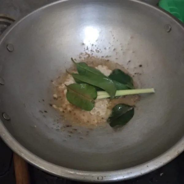 Blender bahan bumbu halus, kemudian tumis bersama daun jeruk, daun salam dan sereh geprek hingga harum.