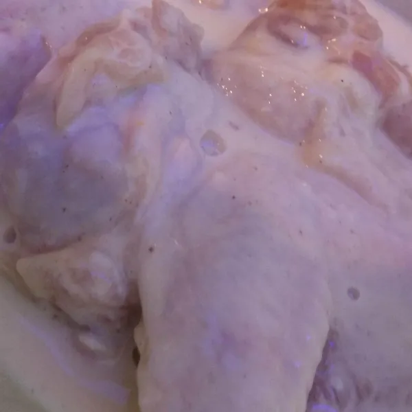 Masukkan ayam potong ke dalam adonan basah, baluri setiap bagian ayam dengan adonan basah.