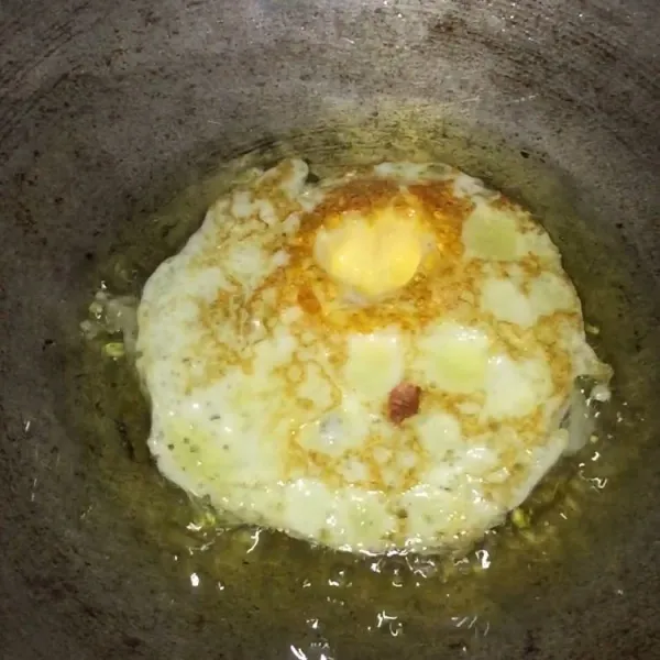 Goreng telur ceplok nya.