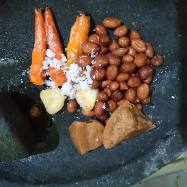 Masukkan kacang tanah goreng, cabai rawit goreng, bawang putih goreng, gula jawa dan garam. Uleg hingga halus.