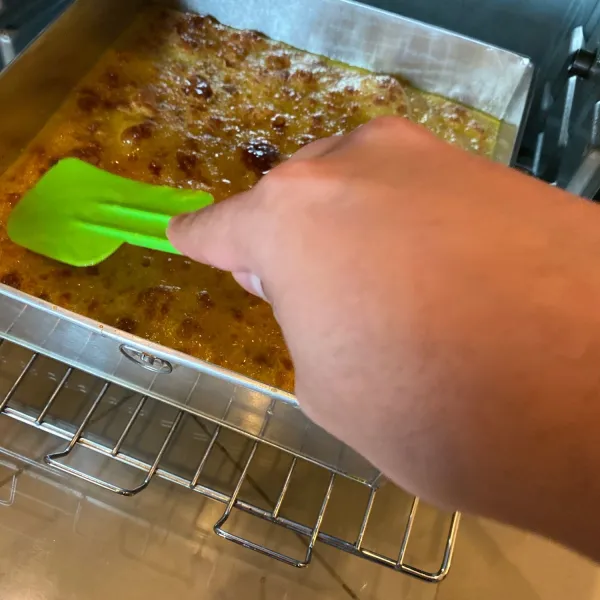 tekan-tekan sebelum dilapisi, lakukan sampai adonan habis