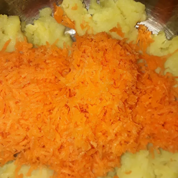 Campur kentang rebus yang sudah dihaluskan dengan wortel yang sudah diparut. Aduk sampai tercampur rata.